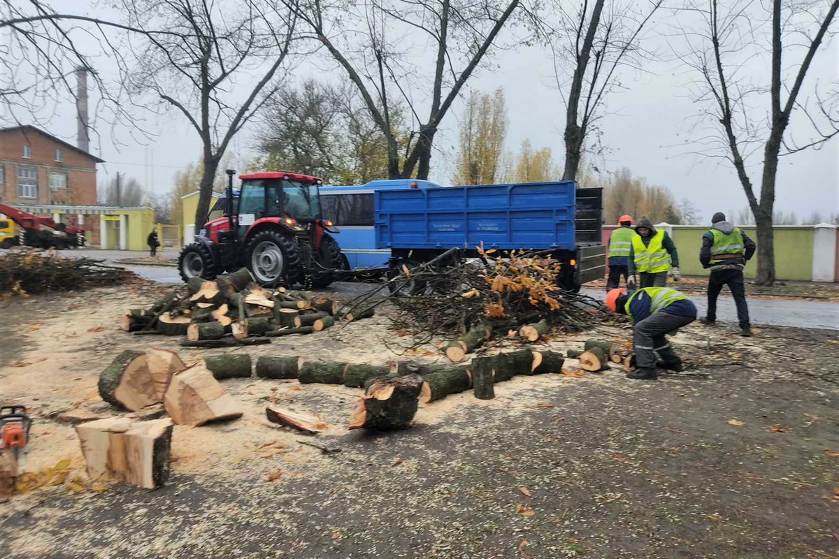 У Нікополі комунальники усували наслідки буревію, який вирував у місті вчора, 21 листопада.