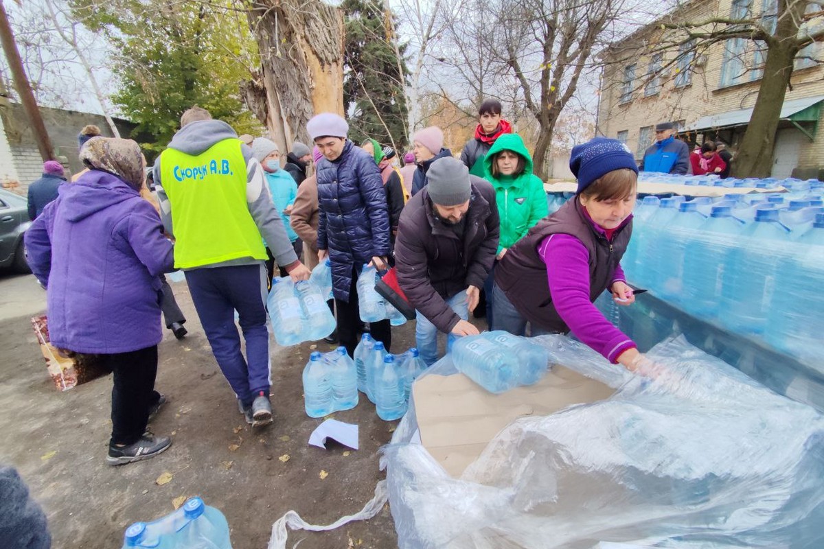 Мешканцям Томаківки 40 тон питної води: фото