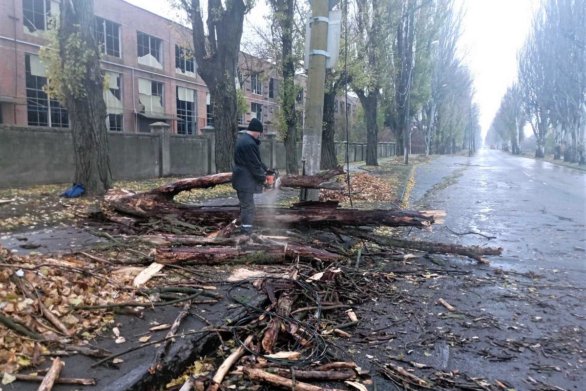 У Нікополі комунальники усували наслідки буревію, який вирував у місті вчора, 21 листопада.