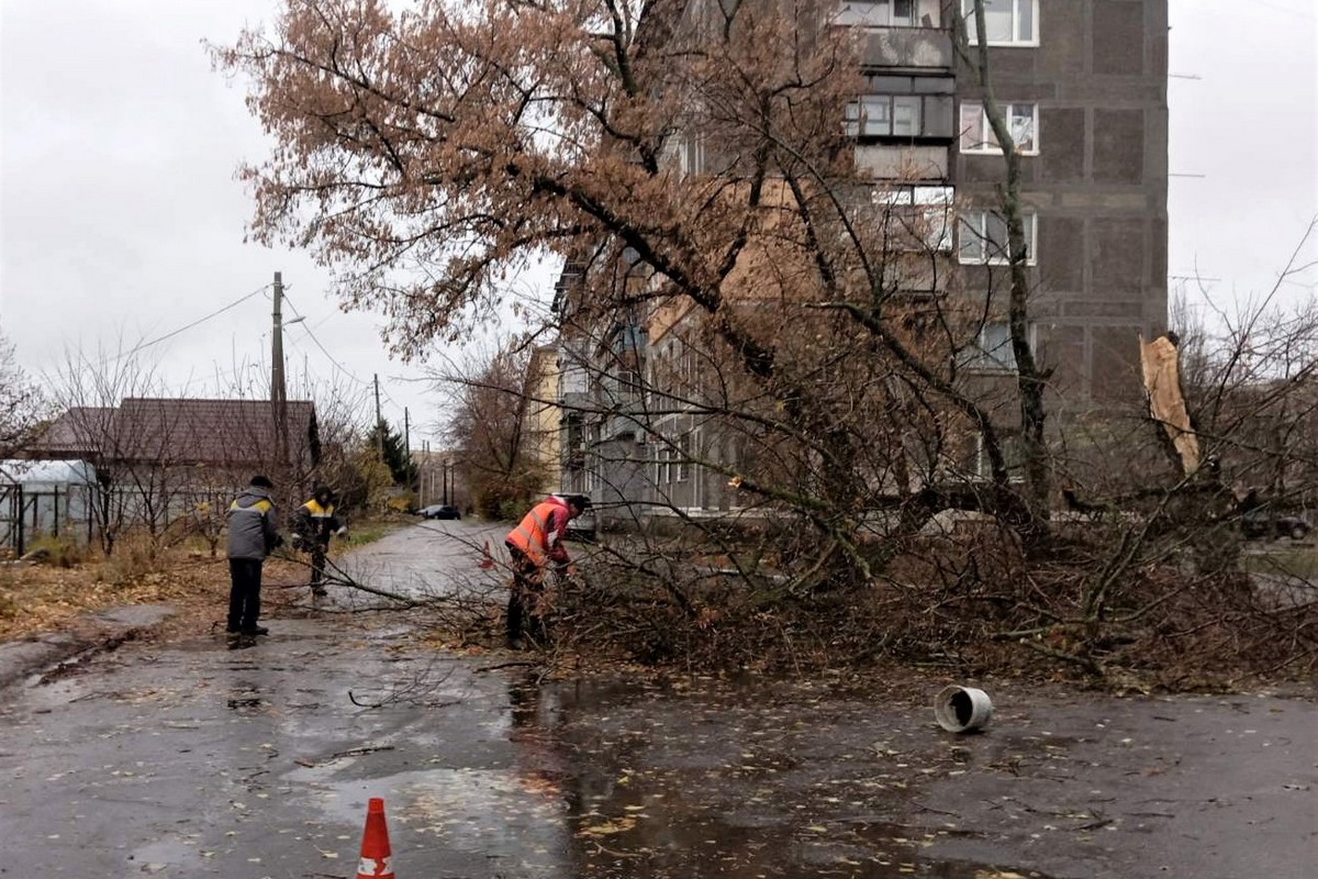 У Нікополі комунальники усували наслідки буревію, який вирував у місті вчора, 21 листопада.