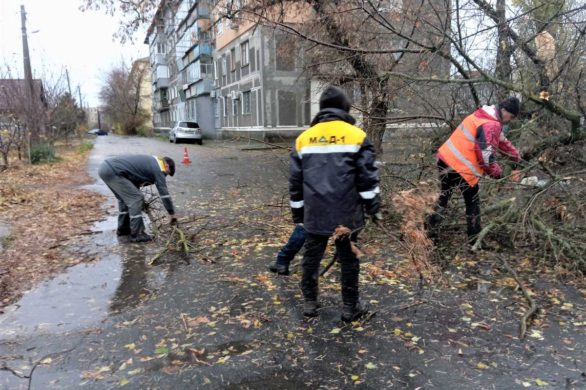 У Нікополі комунальники усували наслідки буревію, який вирував у місті вчора, 21 листопада.