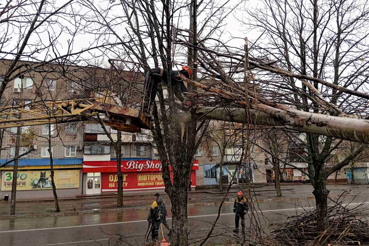 У Нікополі комунальники усували наслідки буревію, який вирував у місті вчора, 21 листопада.