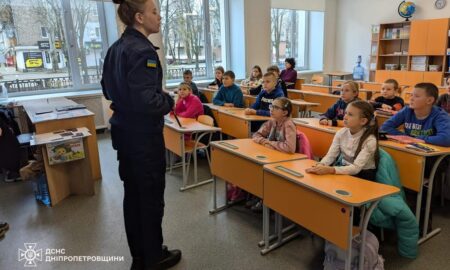 У Покрові для учнів початкової школи рятувальники провели урок безпеки (фото)