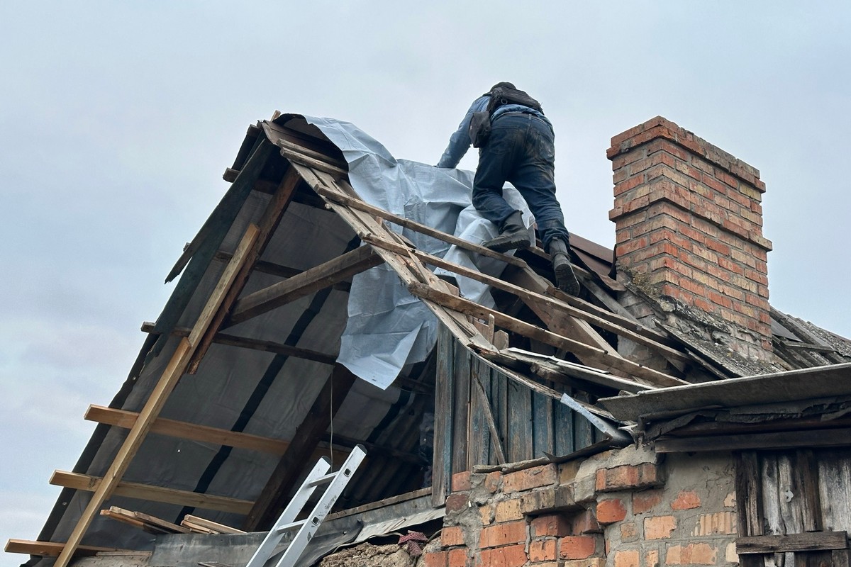 У Нікополі відновлюють понівечене ворогом житло: фото