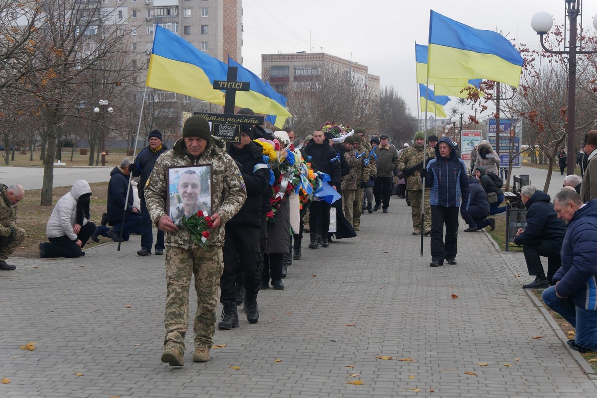 Покров сьогодні провів у останню путь полеглого Героя: фото