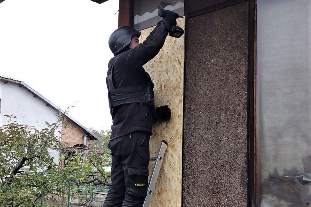 У Нікополі відновлюють понівечене ворогом житло: фото