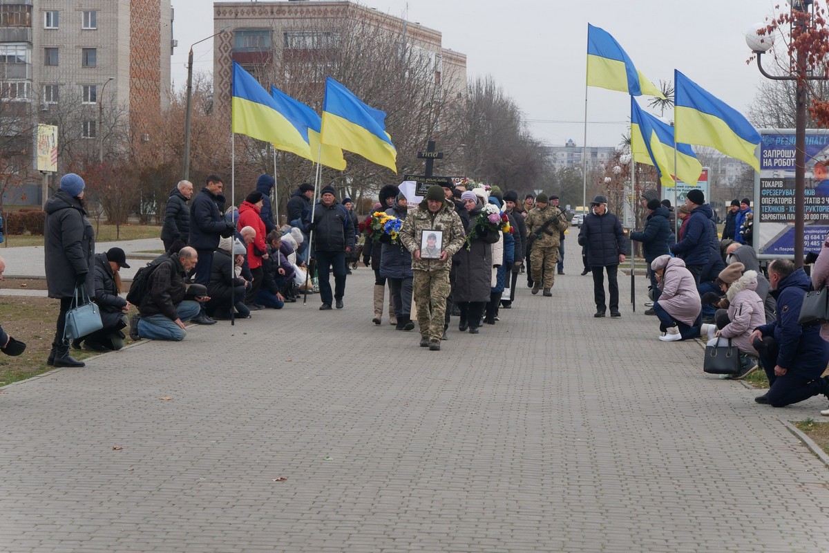 У Покрові сьогодні провели в останню путь Героя: фото