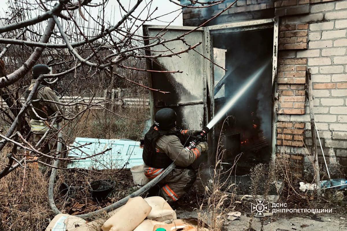 У Нікополі внаслідок обстрілу виникла пожежа в садовому товаристві