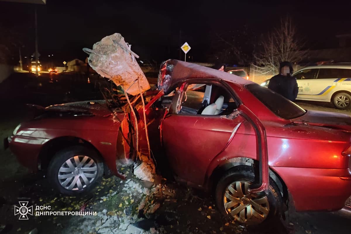 У Дніпрі «Alfa romeo 156»  зіткнулася з електроопорою: водійку діставали із салону рятувальники