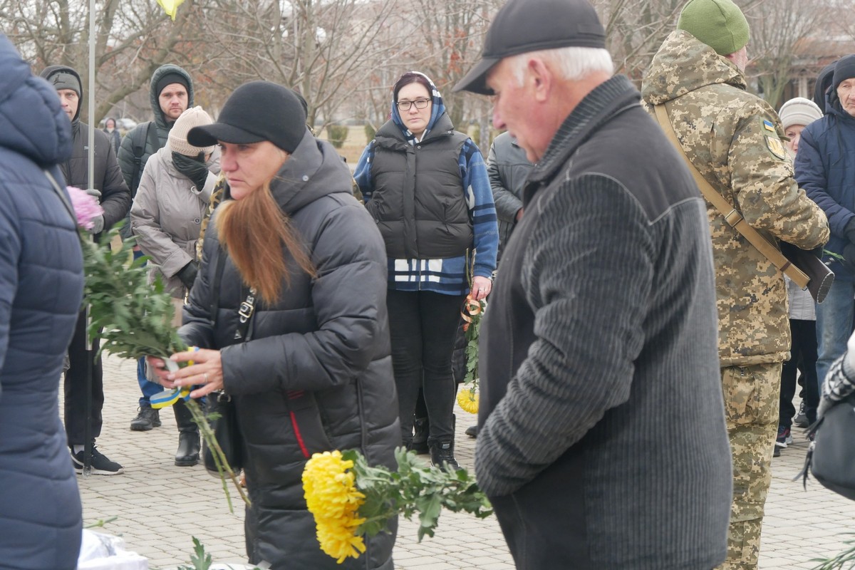 Покров сьогодні провів у останню путь полеглого Героя: фото