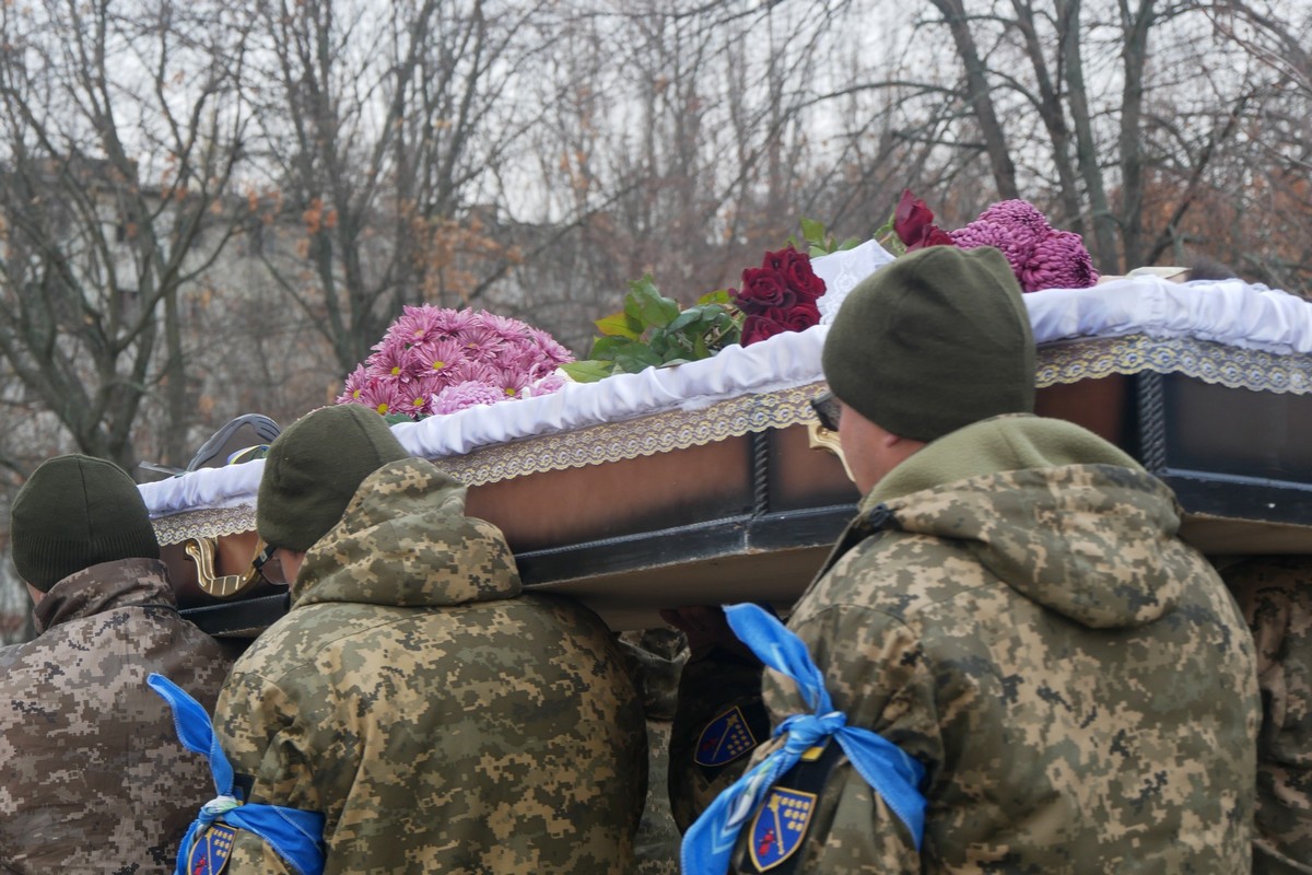 Покров сьогодні провів у останню путь полеглого Героя: фото