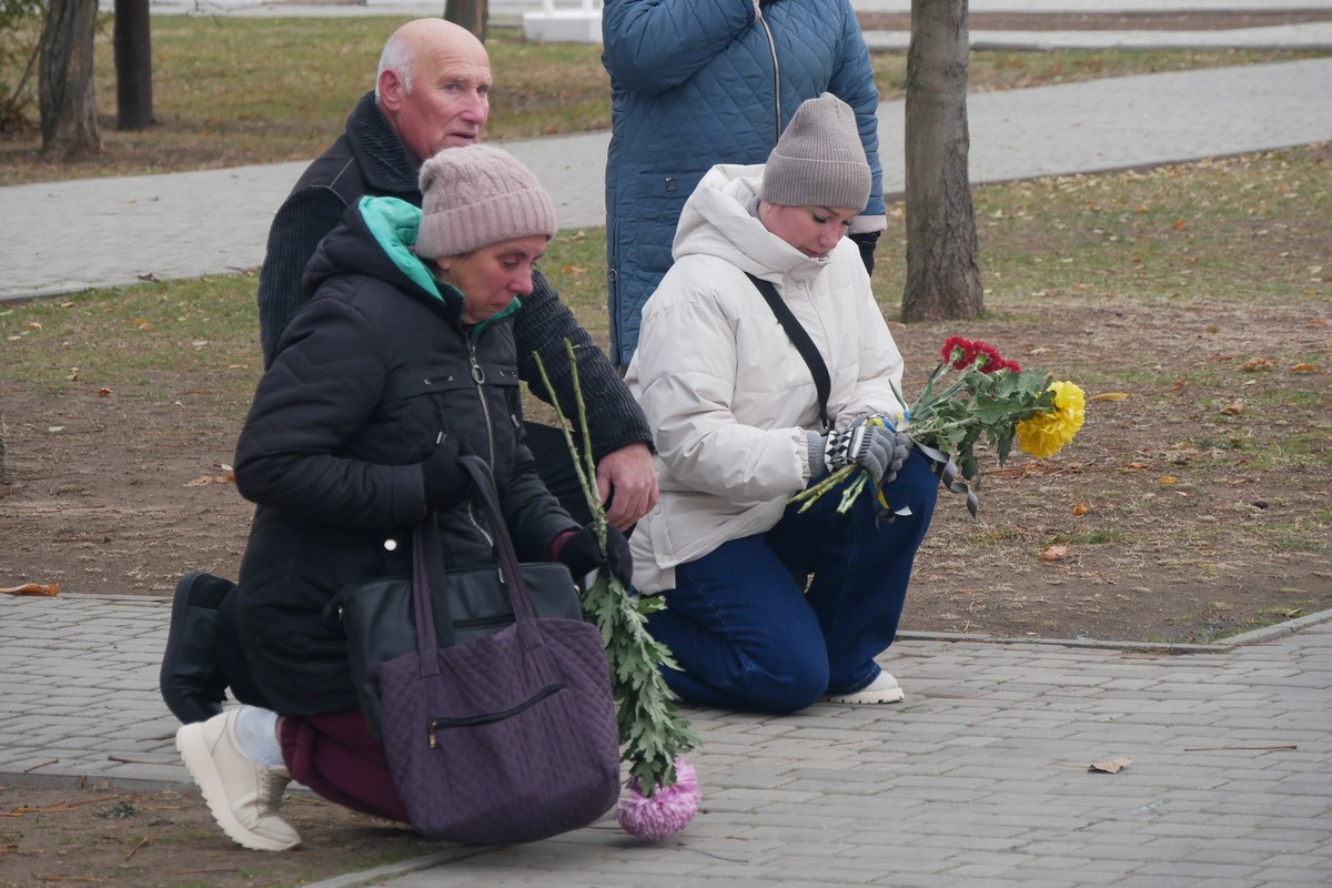 Покров сьогодні провів у останню путь полеглого Героя: фото