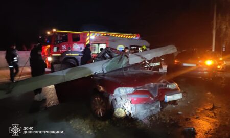 У Дніпрі «Alfa romeo 156»  зіткнувся з електроопорою: водійку діставали із салону рятувальники