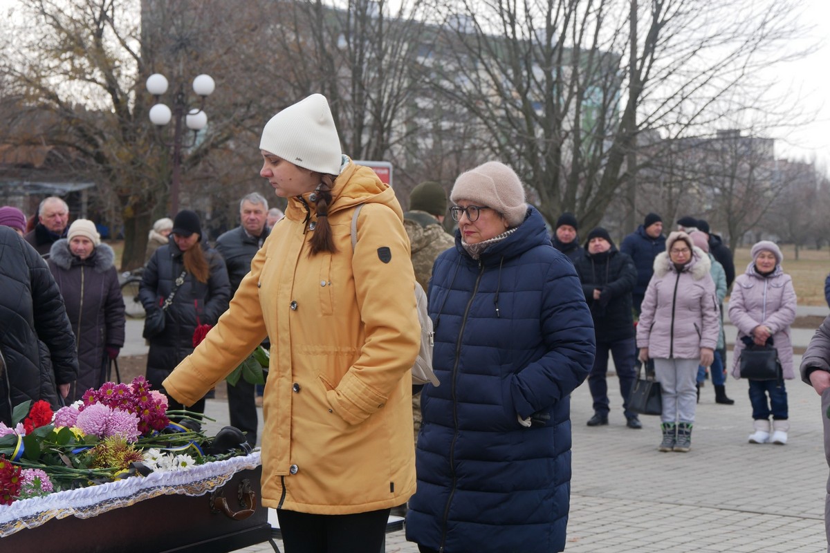 У Покрові сьогодні провели в останню путь Героя: фото