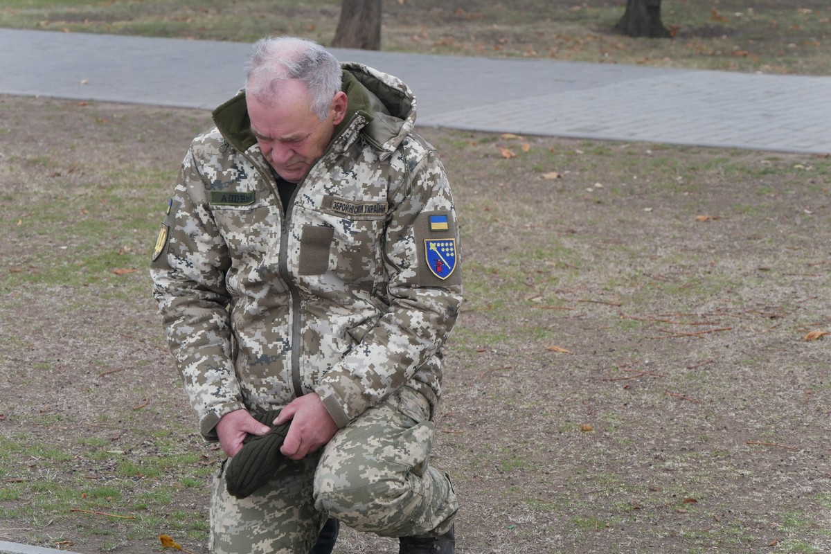 У Покрові сьогодні провели в останню путь Героя: фото