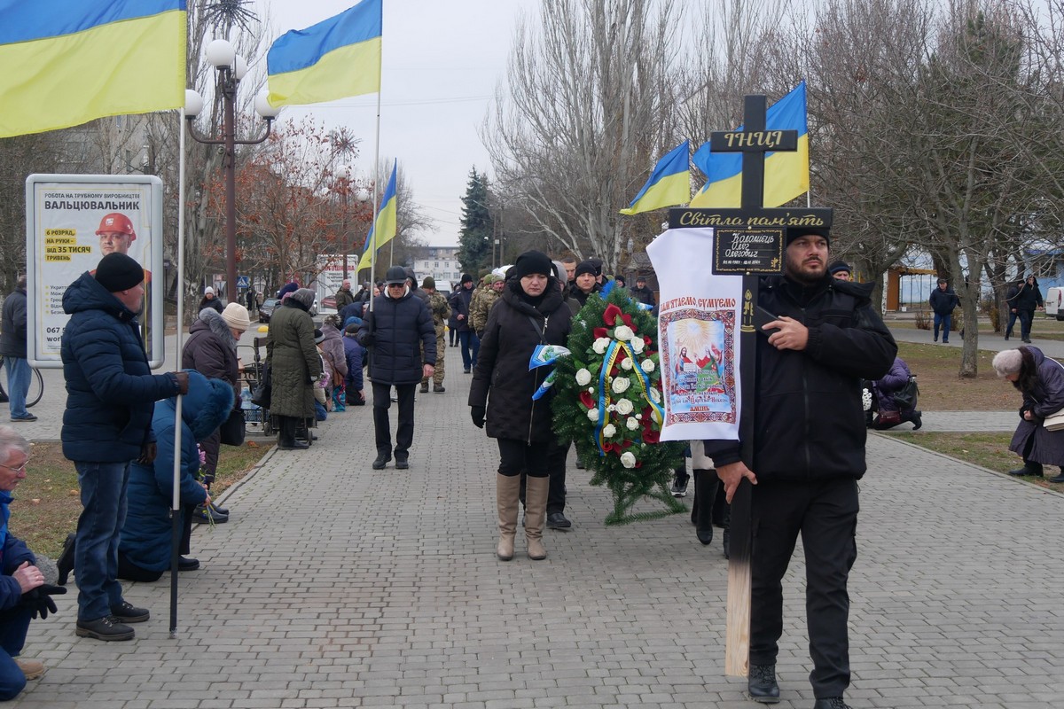 Линула «Плине кача» і люди не стримували сліз: у Покрові сьогодні провели в останню путь Героя (фото)