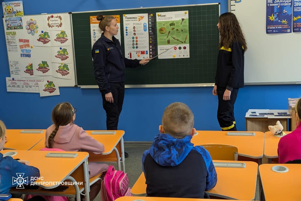 У Покрові для учнів початкової школи рятувальники провели урок безпеки: фото