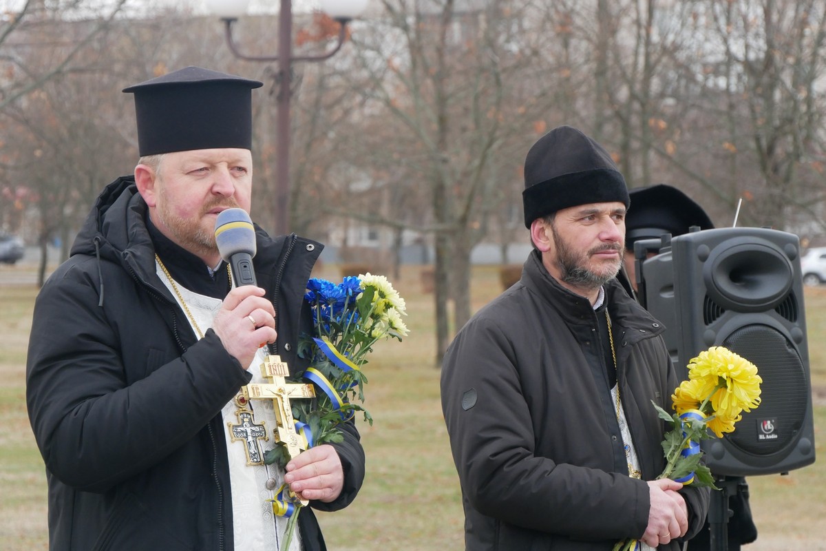 Линула «Плине кача» і люди не стримували сліз: у Покрові сьогодні провели в останню путь Героя (фото)