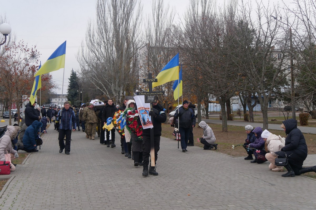 Покров сьогодні провів у останню путь полеглого Героя: фото