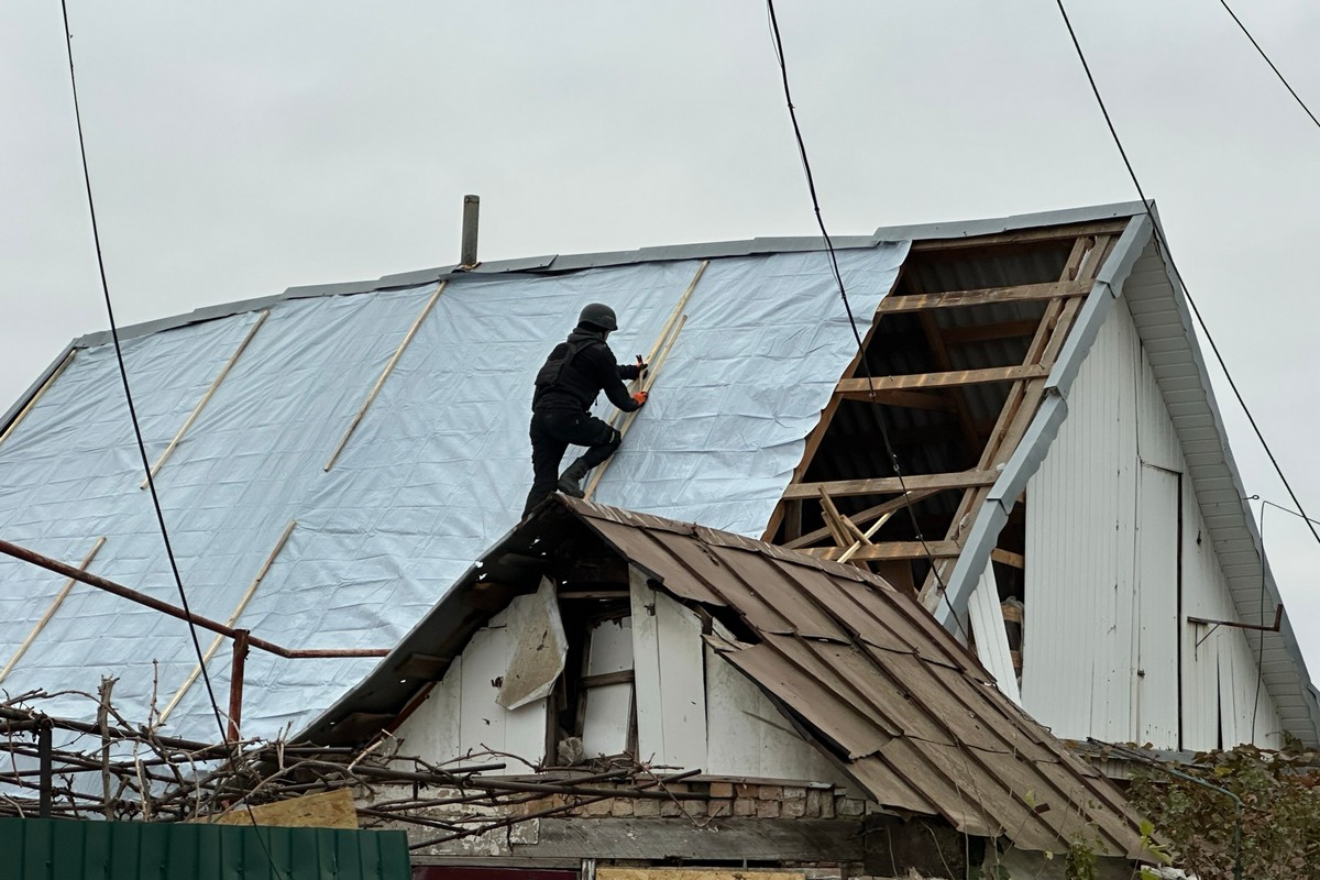 У Нікополі відновлюють понівечене ворогом житло: фото