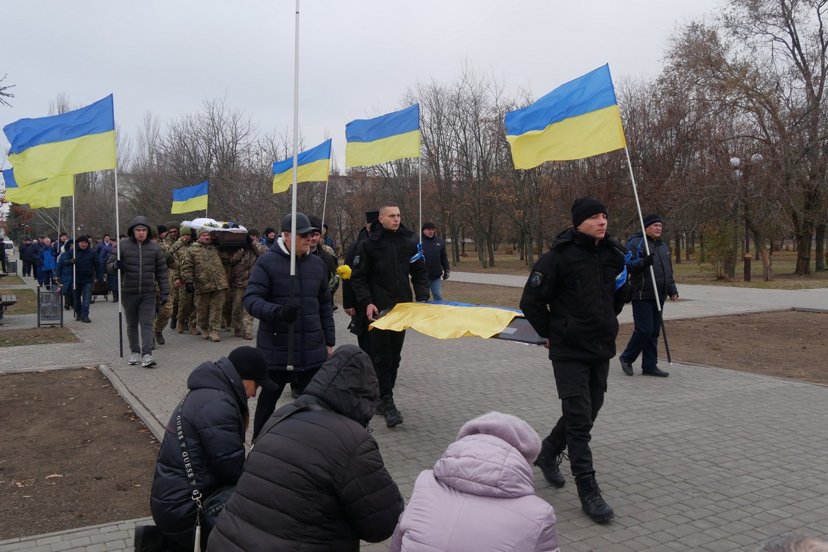 У Покрові сьогодні провели в останню путь Героя: фото