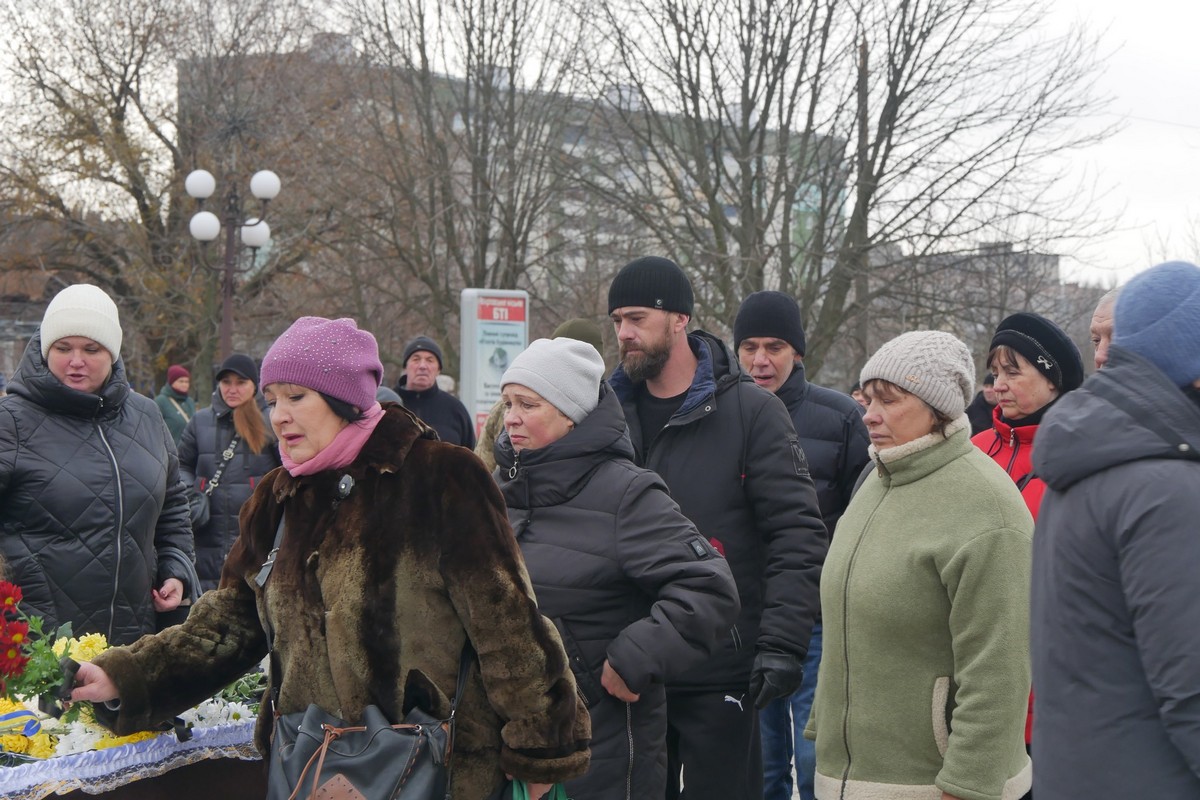 У Покрові сьогодні провели в останню путь Героя: фото