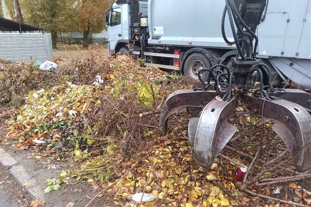 У Нікополі комунальники продовжують щоденні роботи