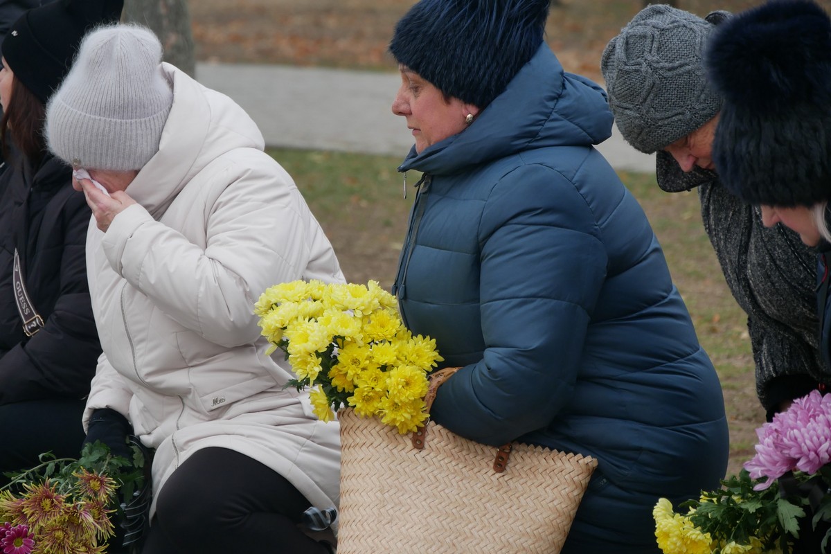 У Покрові сьогодні провели в останню путь Героя: фото