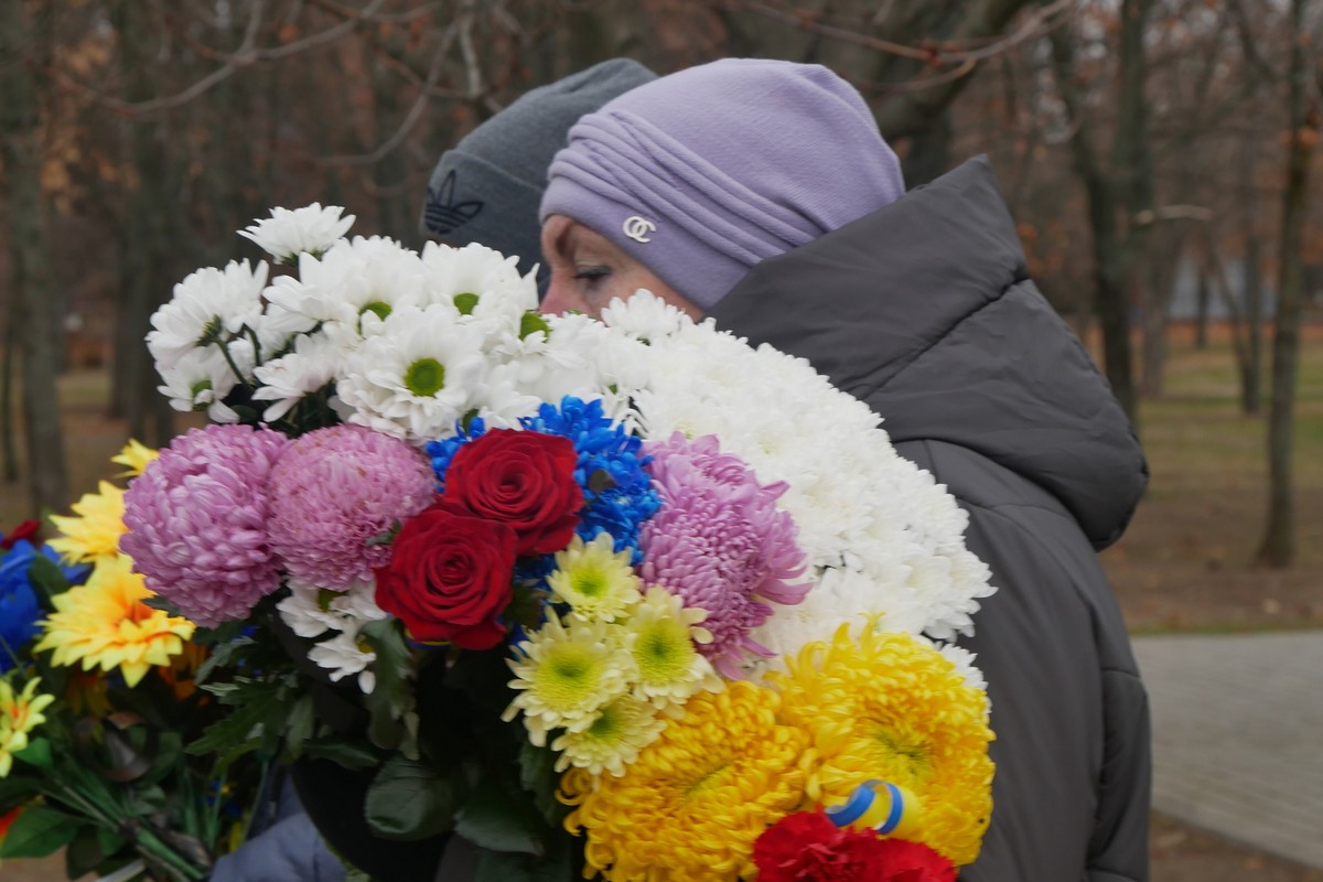 У Покрові сьогодні провели в останню путь Героя: фото