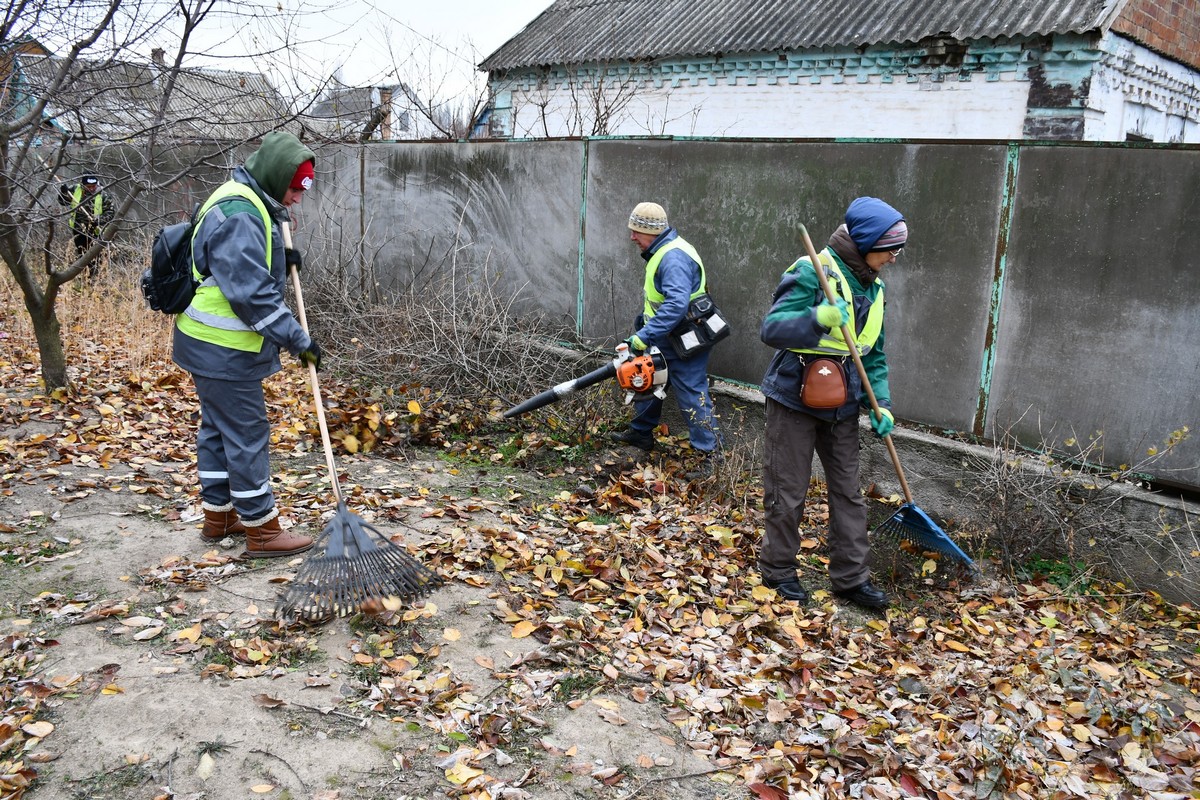 У Нікополі комунальники зносять аварійні дерева, згрібають опале листя, обрізають сухе гілля