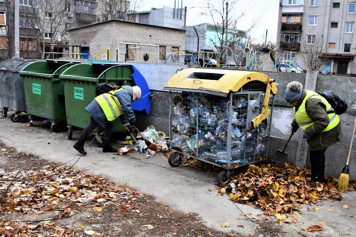 У Нікополі комунальники зносять аварійні дерева, згрібають опале листя, обрізають сухе гілля