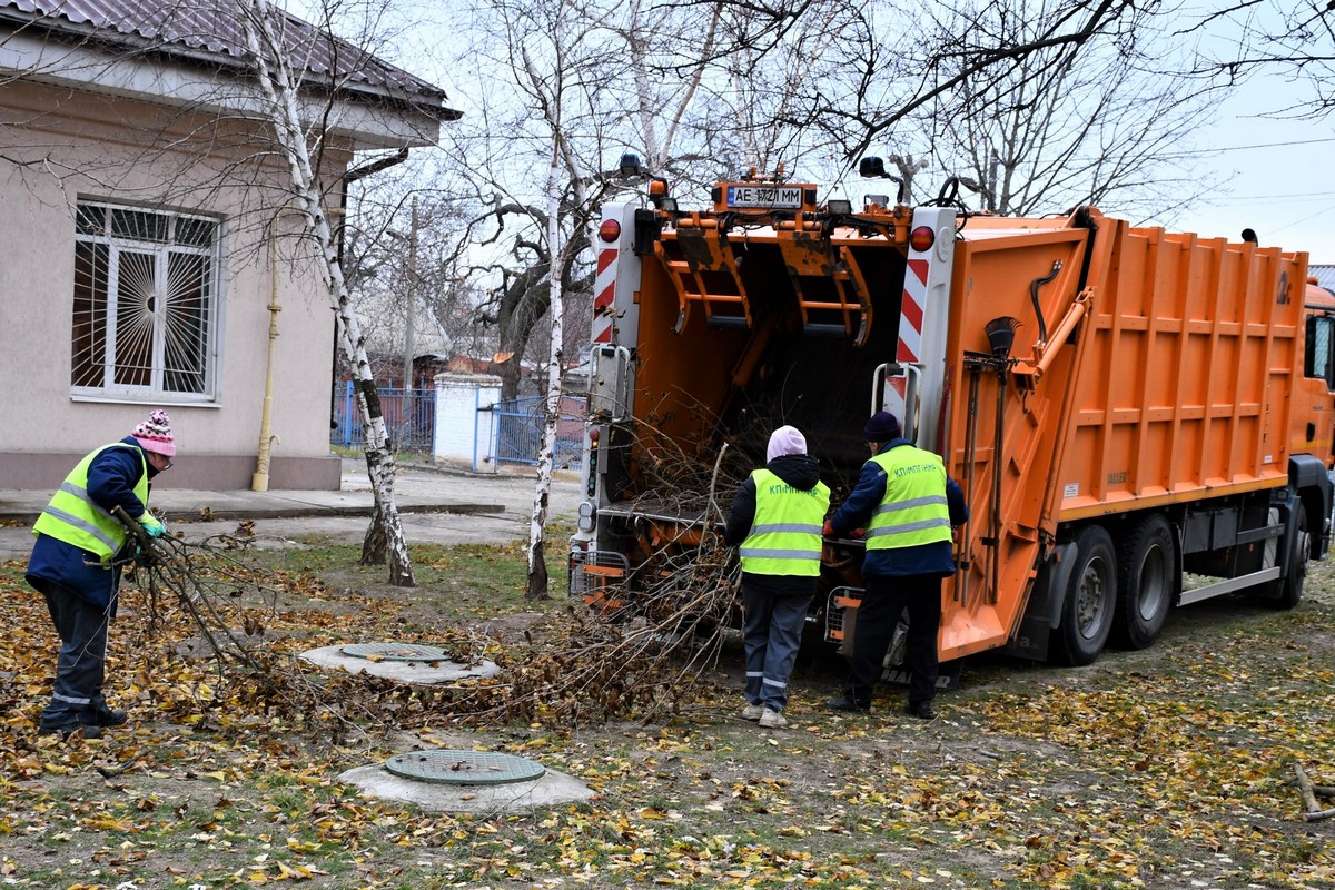 У Нікополі комунальники зносять аварійні дерева, згрібають опале листя, обрізають сухе гілля