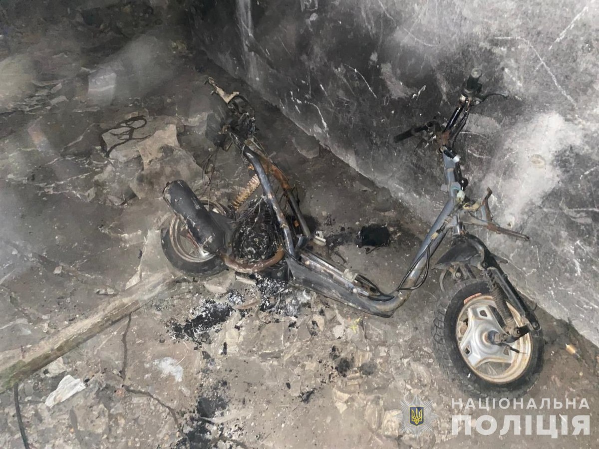 Двоє підлітків з Нікополя викрали мопед і спалили його 1 Двоє підлітків з Нікополя викрали мопед і спалили його 2