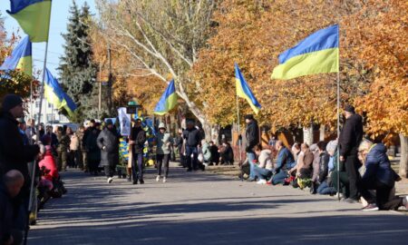 Люди стали на коліна, несли прапори і квіти: Покров сьогодні провів у останню путь Героя (фото)