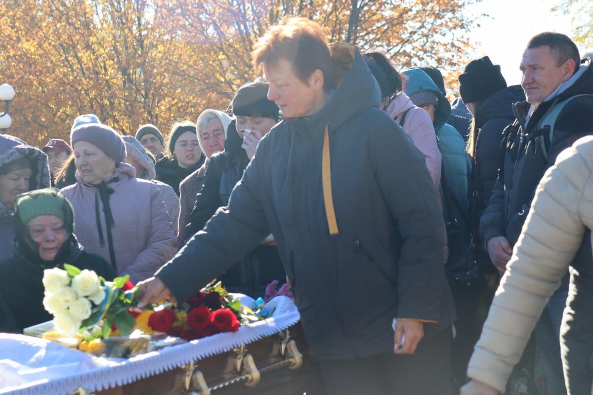 Покров сьогодні провів у останню путь Героя (фото)