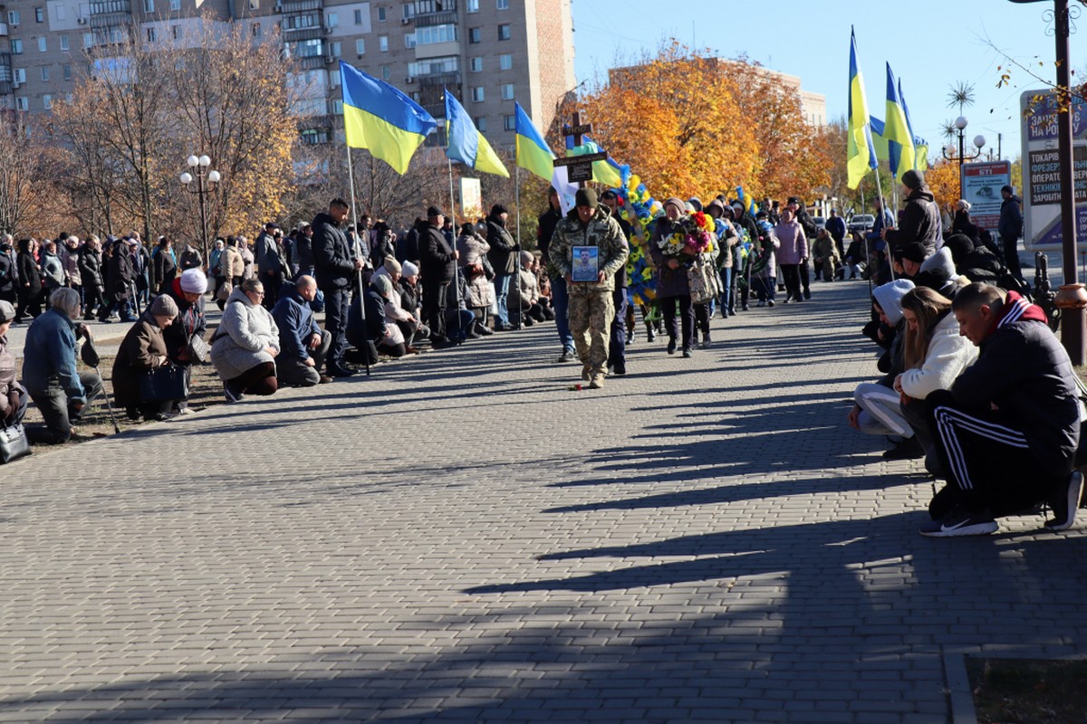 Покров сьогодні провів у останню путь Героя (фото)