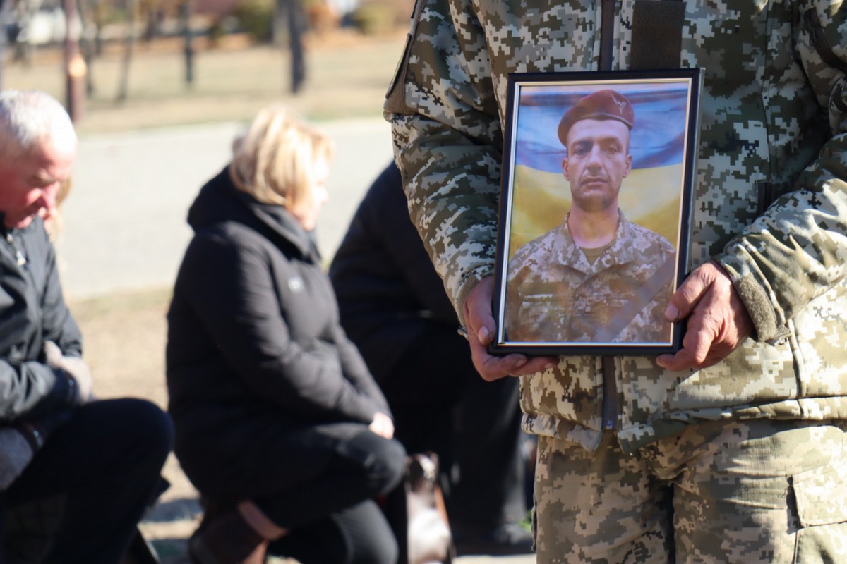 Покров сьогодні провів у останню путь Героя (фото)