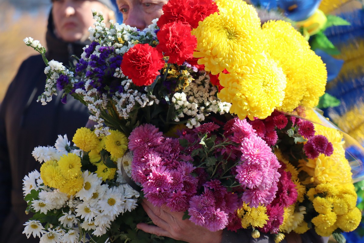 Покров сьогодні провів у останню путь Героя (фото)