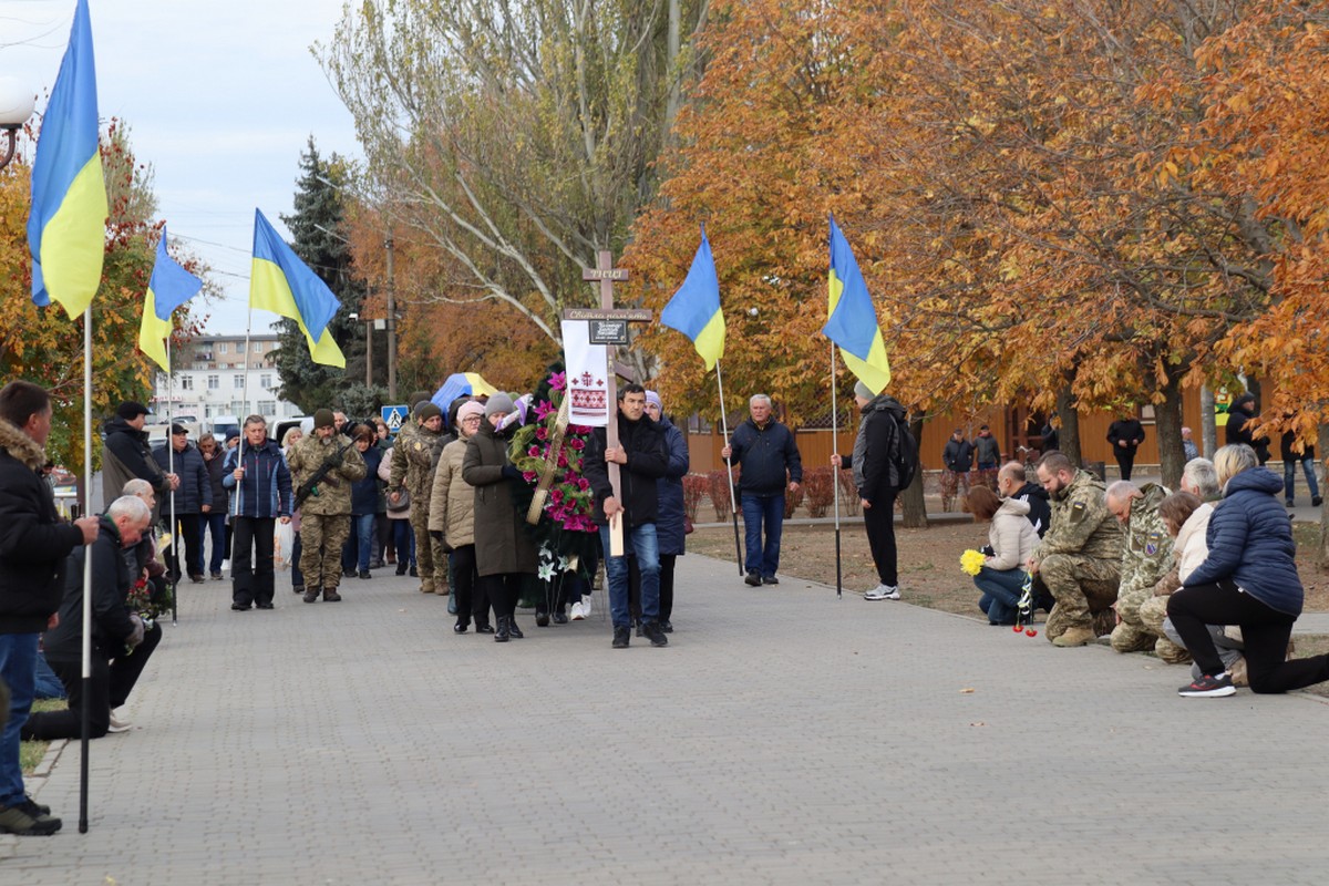 Покров сьогодні попрощався з полеглим Героєм (фото)