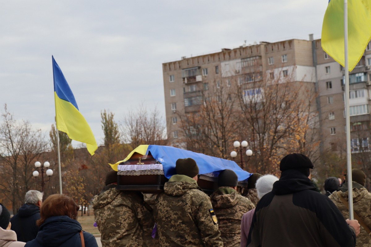 Покров сьогодні попрощався з полеглим Героєм (фото)