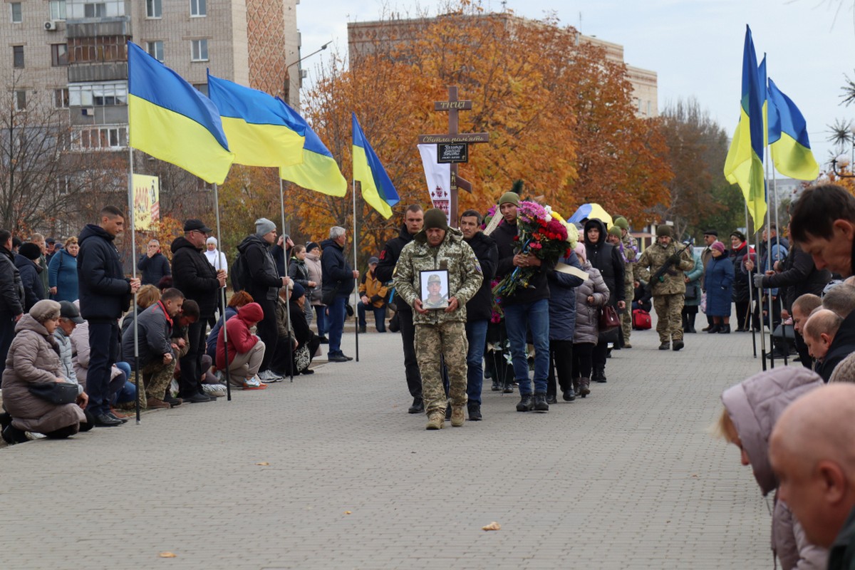 Покров сьогодні попрощався з полеглим Героєм (фото)