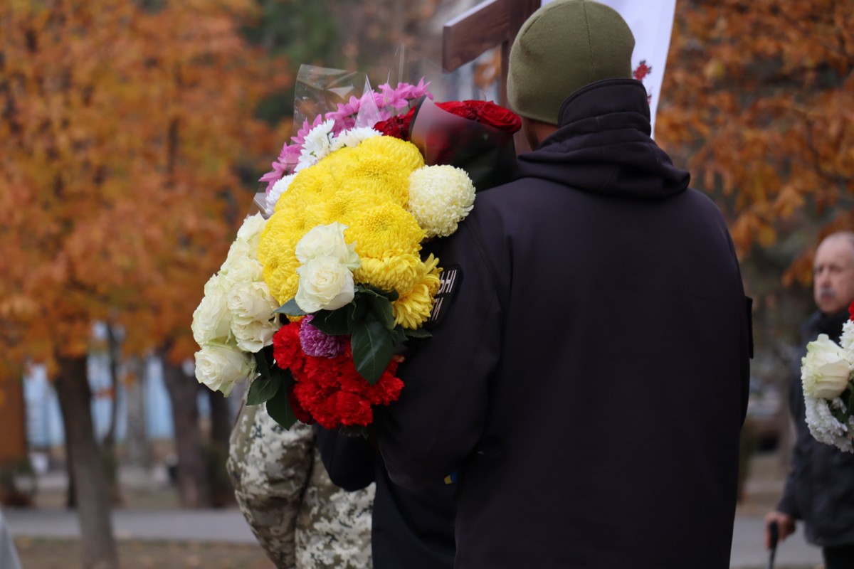 Покров сьогодні попрощався з полеглим Героєм (фото)