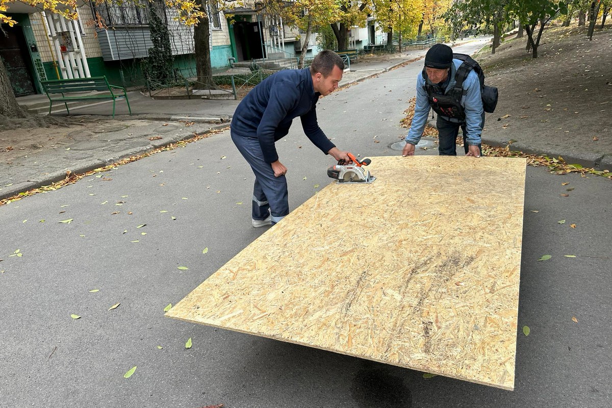 Як у Нікополі працівники МЖТІ допомагають людям ліквідовувати наслідки обстрілів