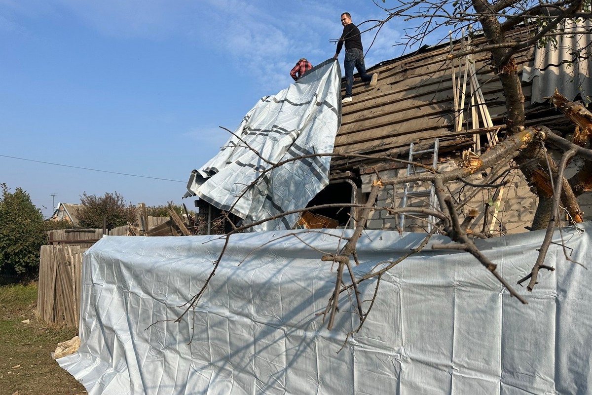 Як у Нікополі працівники МЖТІ допомагають людям ліквідовувати наслідки обстрілів 2