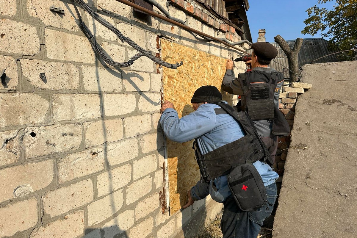 Як у Нікополі працівники МЖТІ допомагають людям ліквідовувати наслідки обстрілів 3