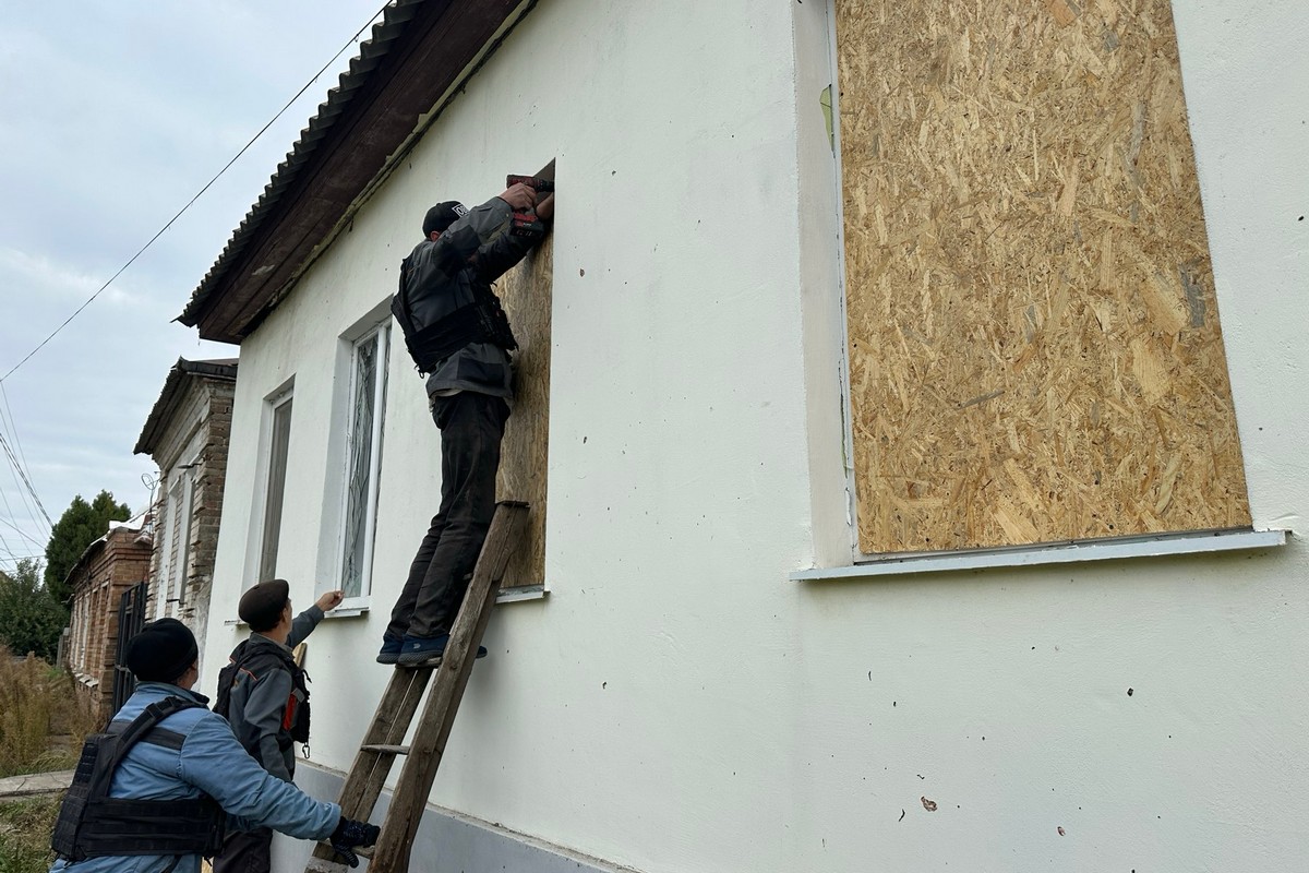 Як у Нікополі працівники МЖТІ допомагають людям ліквідовувати наслідки обстрілів 5