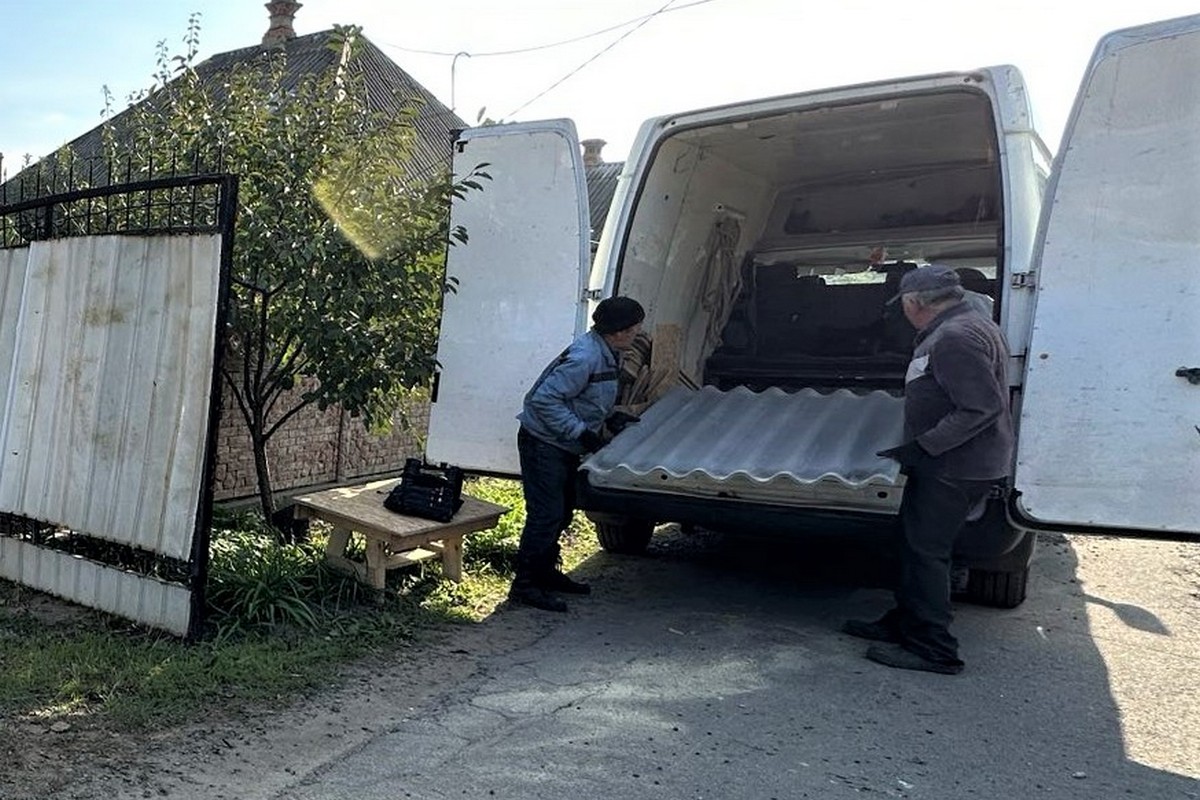 Як у Нікополі працівники МЖТІ допомагають людям ліквідовувати наслідки обстрілів 6