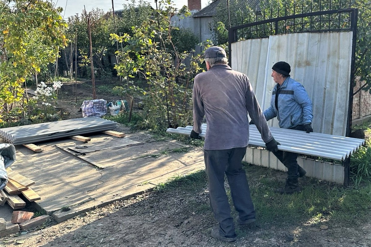 Як у Нікополі працівники МЖТІ допомагають людям ліквідовувати наслідки обстрілів 8