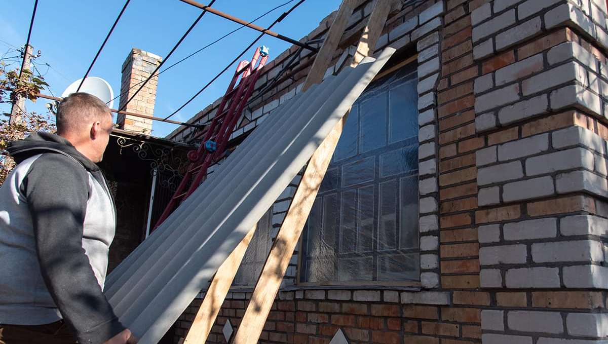 Як у Нікополі відновлюють пошкоджене ворогом житло (фото) 1 Як у Нікополі відновлюють пошкоджене ворогом житло (фото) 4