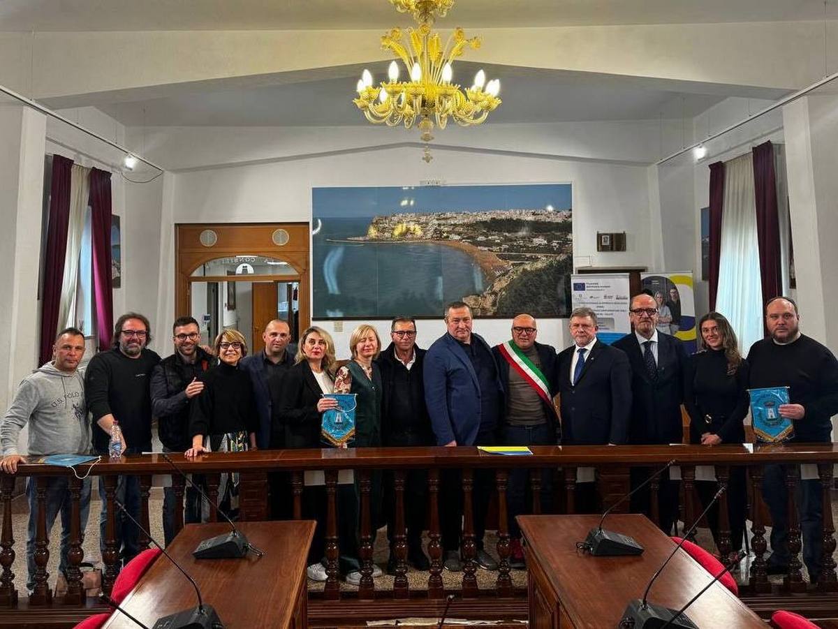 Мер Марганця підписав угоду про міжнародну співпрацю з італійським містом Пескічі (фото) 1 Мер Марганцю підписав угоду про міжнародну співпрацю з італійським містом Пескічі (фото)